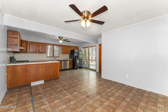 $309,500 | 7 Bridle Path, Colonie, NY 12205