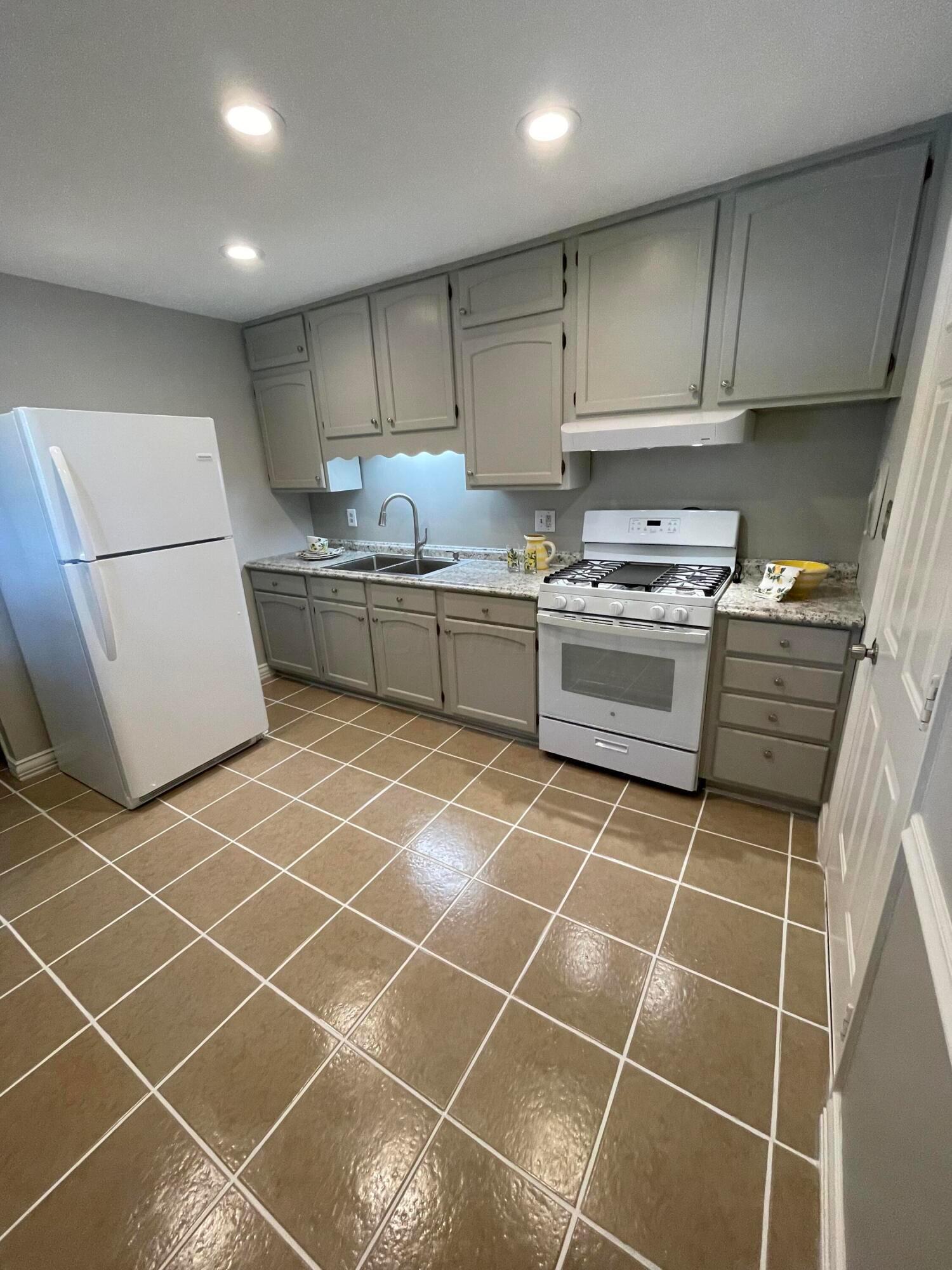 2832 Hillgate Road Columbus, OH 43207 - Photo 8 of 35 2832 Hillgate Kitchen 3