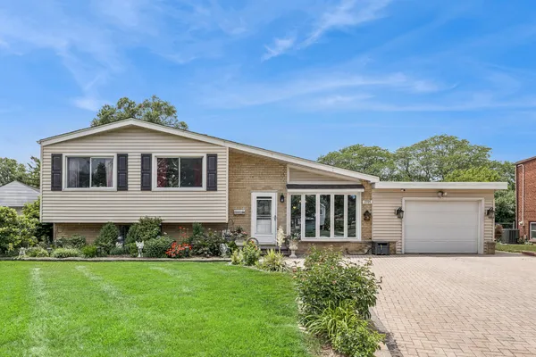 $400,000 | 1044 Charing Cross Road, Lombard, IL 60148