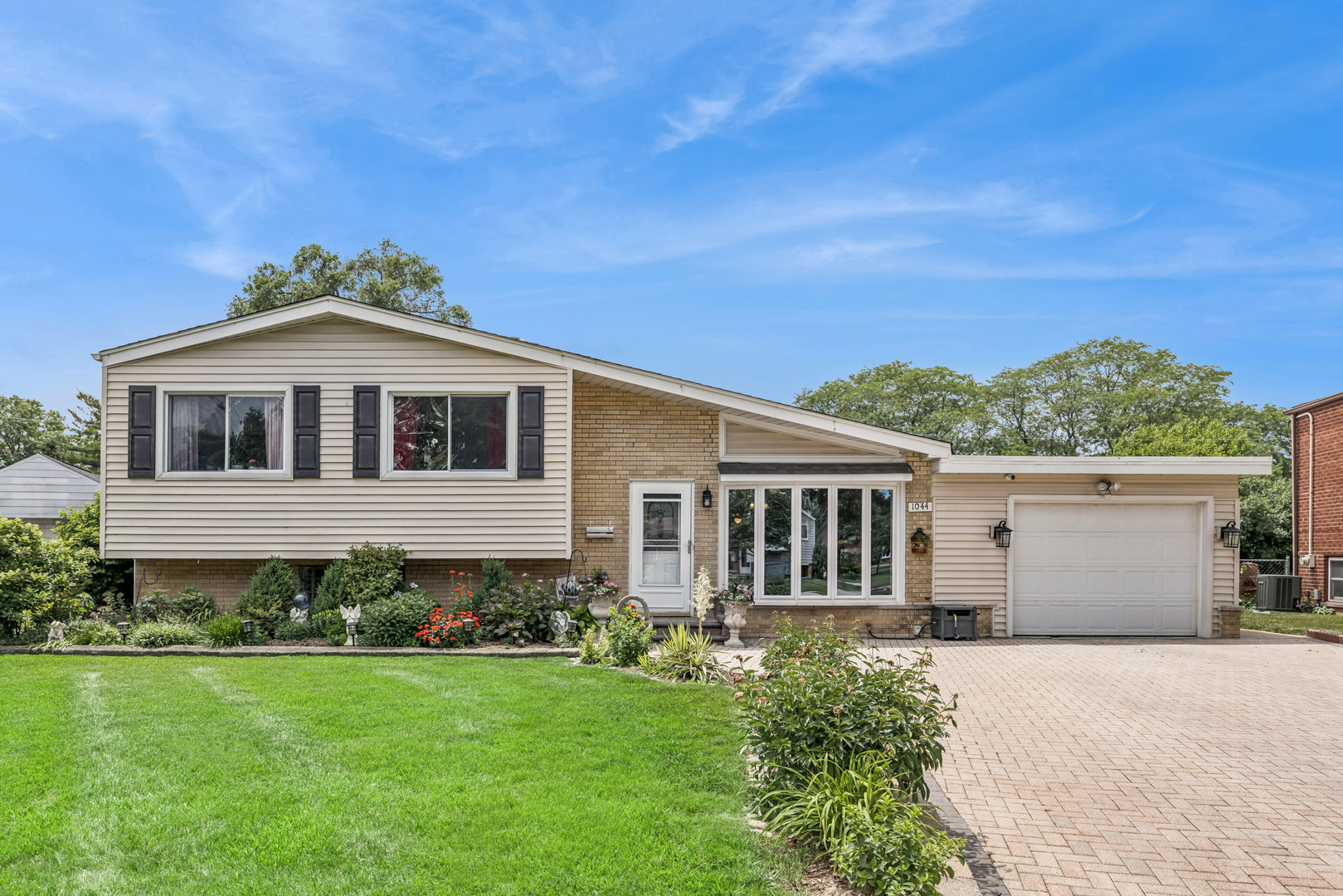 1044 Charing Cross Road Lombard, IL 60148 - Photo 1 of 20