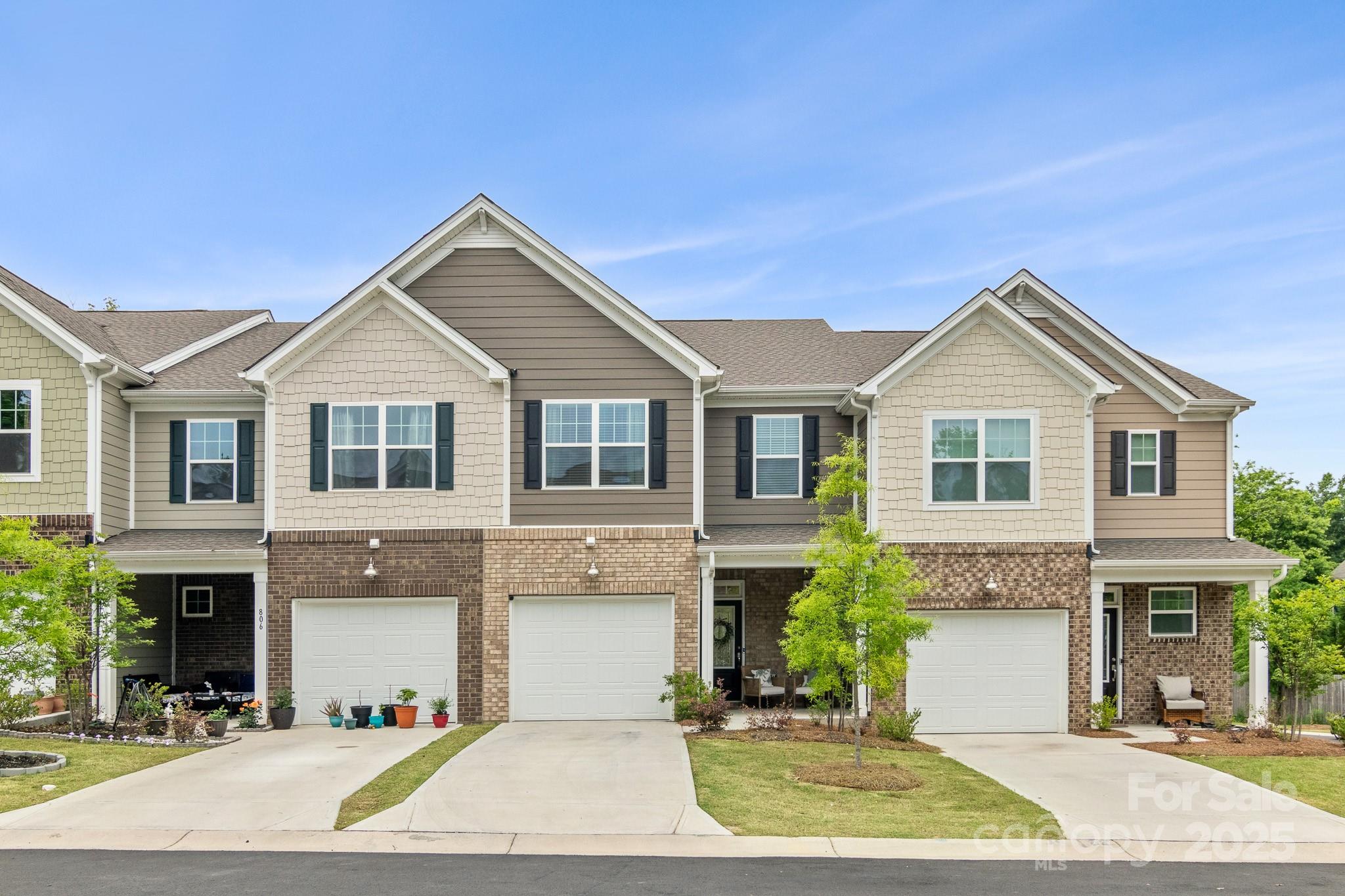 a view of a yard in front of house