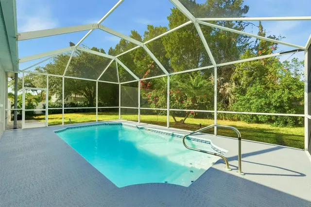 a view of a backyard