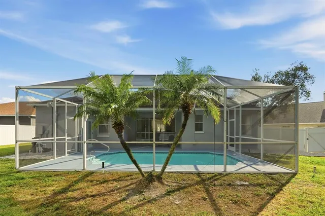 a view of a backyard