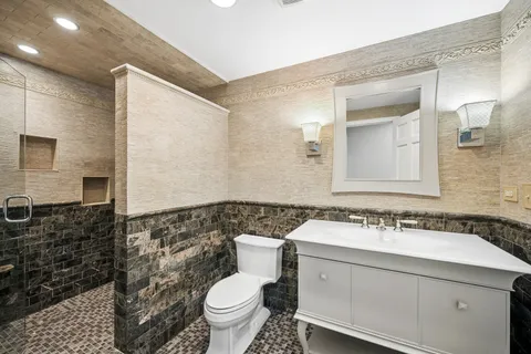 $1,650,000 | 2036 Valley Lo Lane, Glenview, IL 60025
