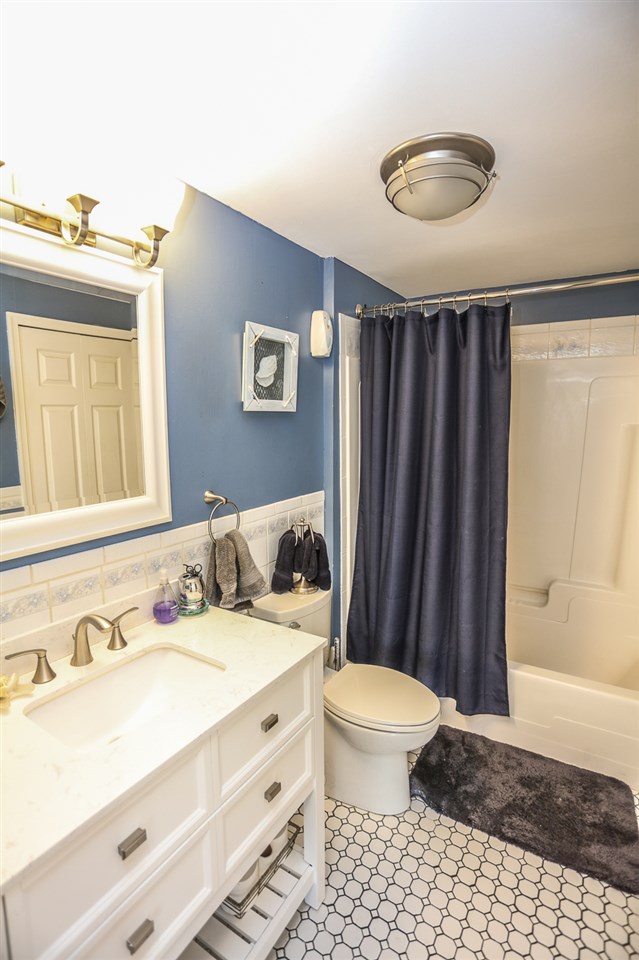 22 Syracuse Road Nashua, NH 03064 - Photo 8 of 24