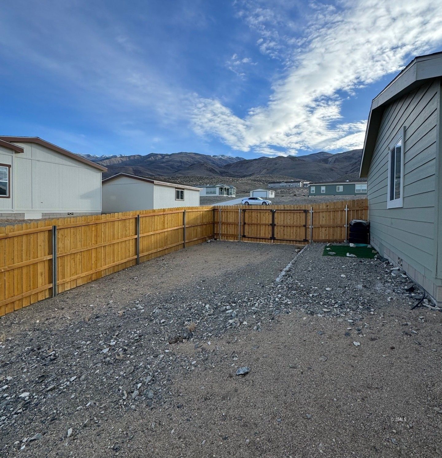 139 Tuolumne Road Bishop, CA 93514 - Photo 16 of 18 Side of Backyard