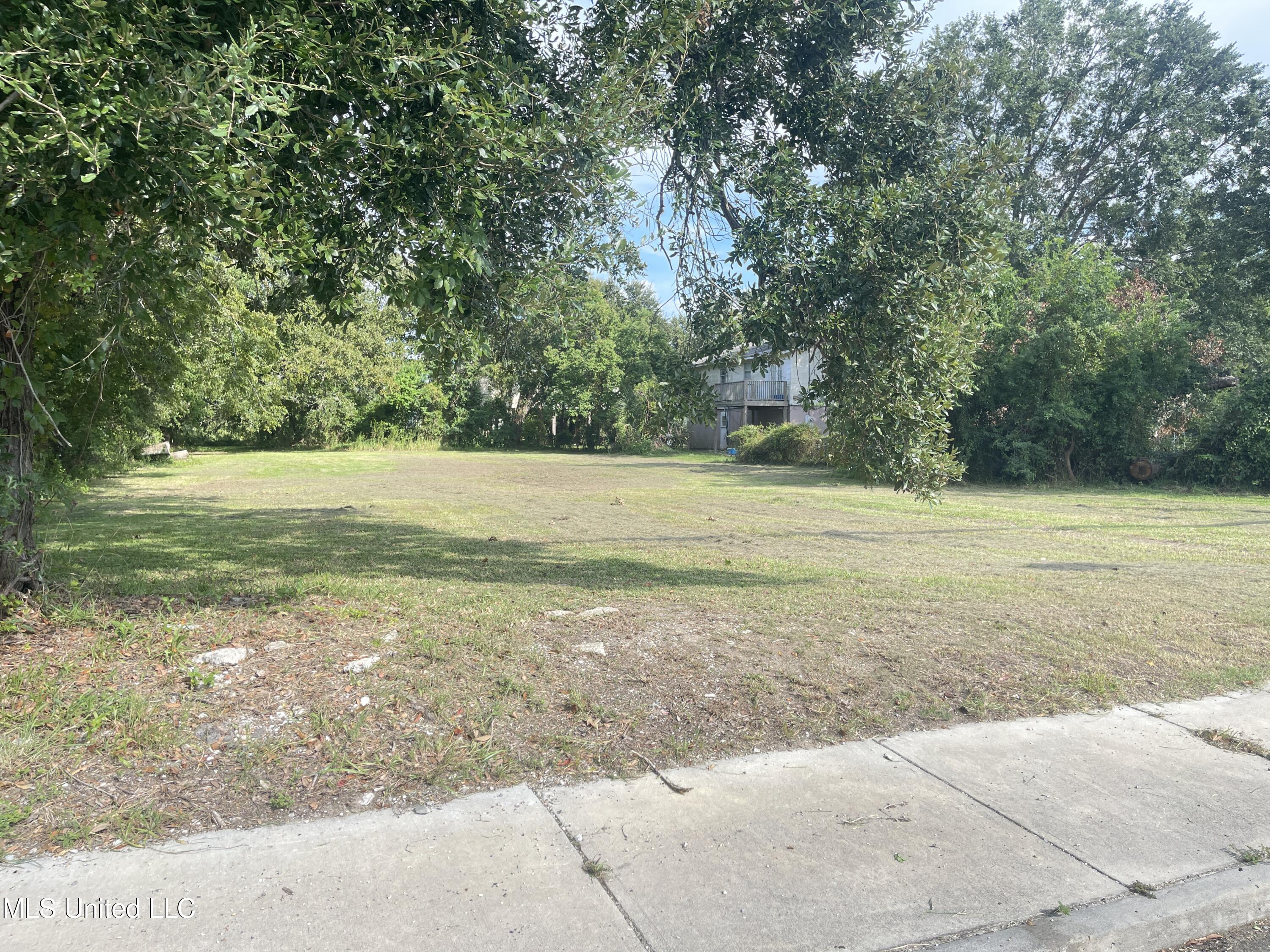 348 Oak Street Biloxi, MS 39530 - Photo 1 of 3 IMG_7951