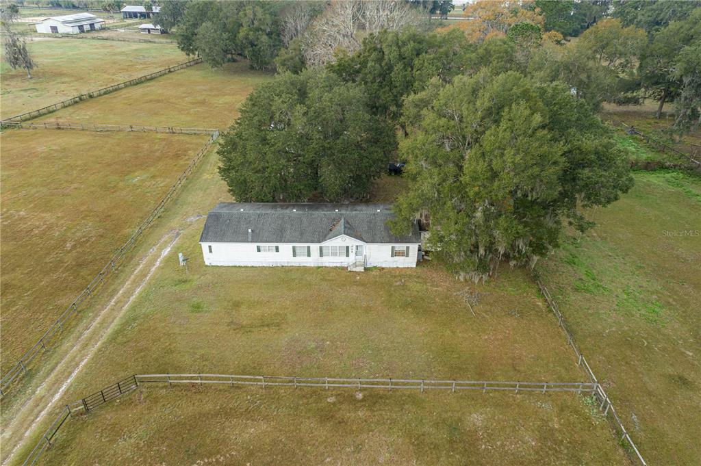 Overview of the front of the manufactured home