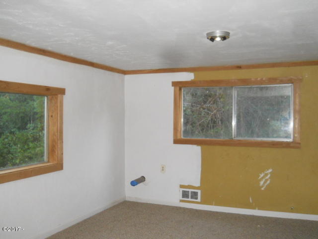 459 Southeast Gibson Road Waldport, OR 97394 - Photo 12 of 22 Living room