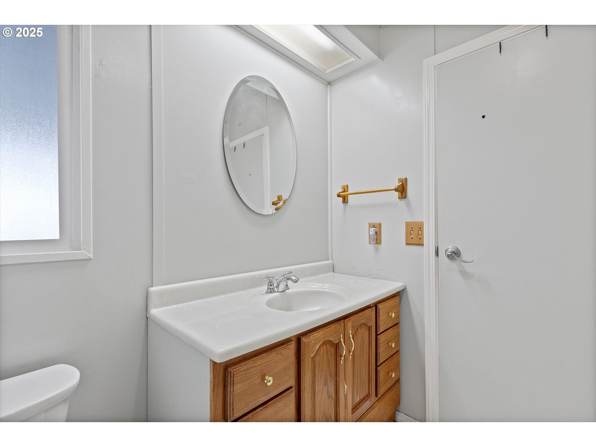 2901 East 2nd Street, Unit 84 Newberg, OR 97132 - Photo 21 of 30 a bathroom with a sink and a mirror