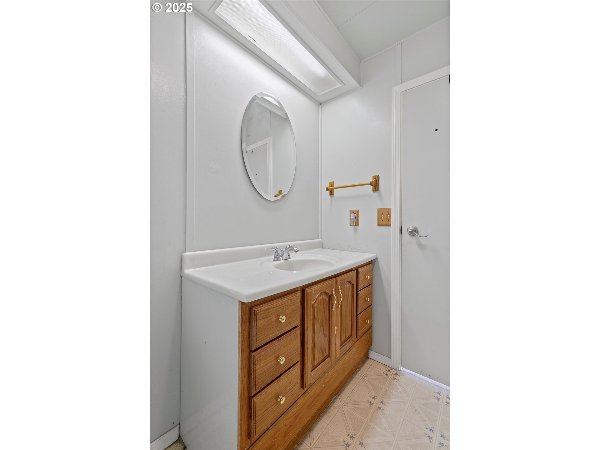 2901 East 2nd Street, Unit 84 Newberg, OR 97132 - Photo 22 of 30 a bathroom with a sink and a mirror