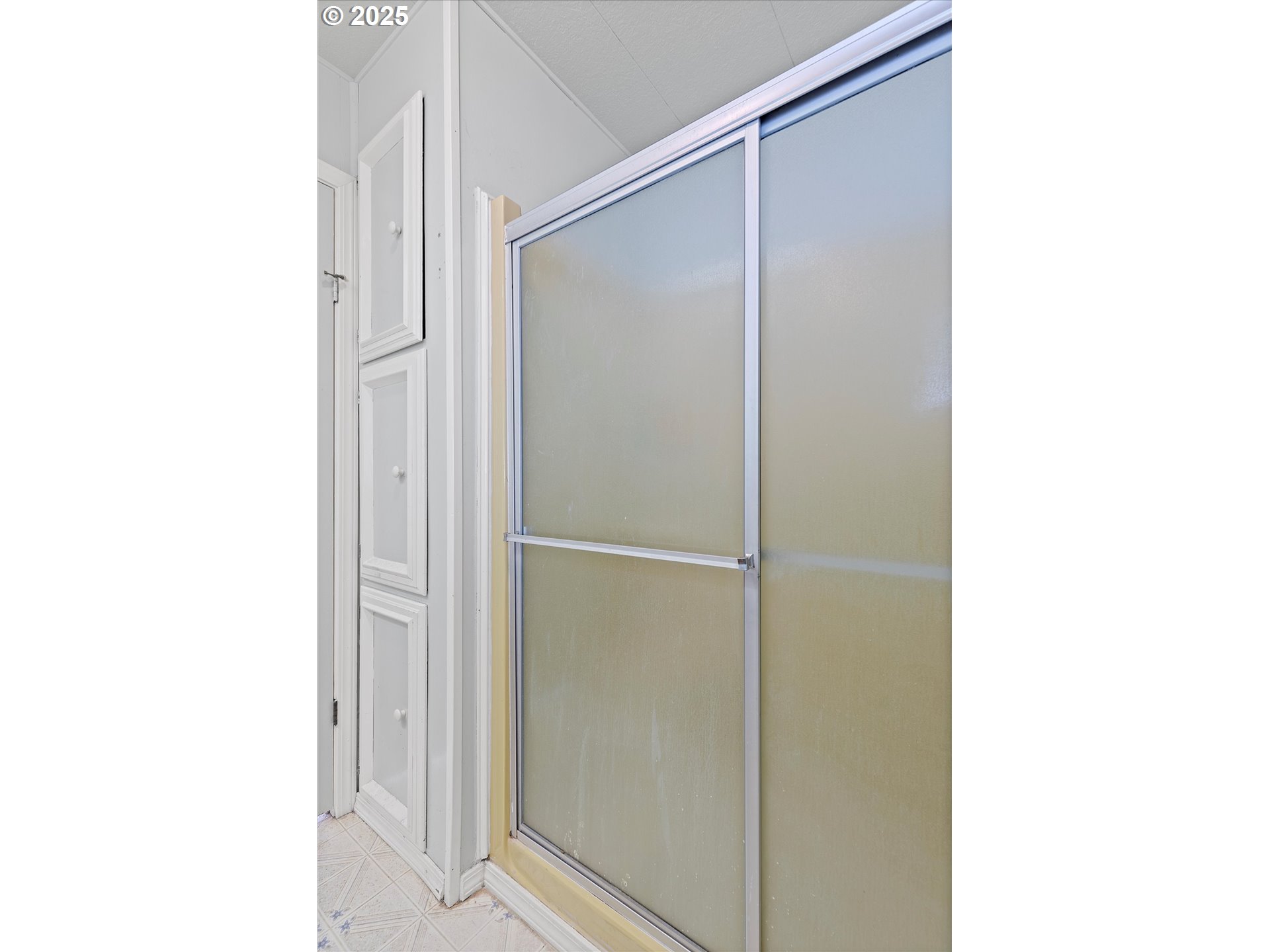 2901 East 2nd Street, Unit 84 Newberg, OR 97132 - Photo 23 of 30 a bathroom with a shower and a mirror