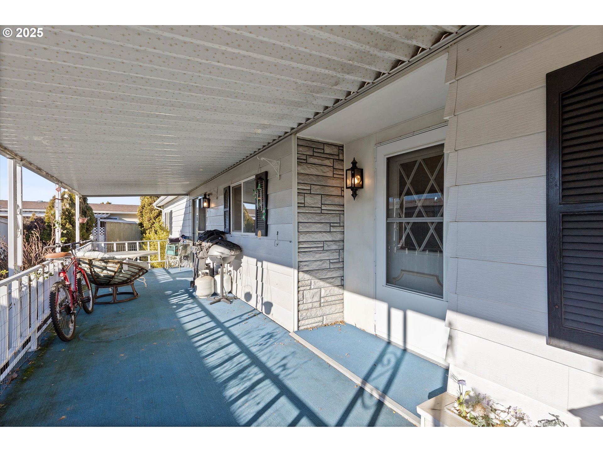 2901 East 2nd Street, Unit 84 Newberg, OR 97132 - Photo 24 of 30 a living room with furniture