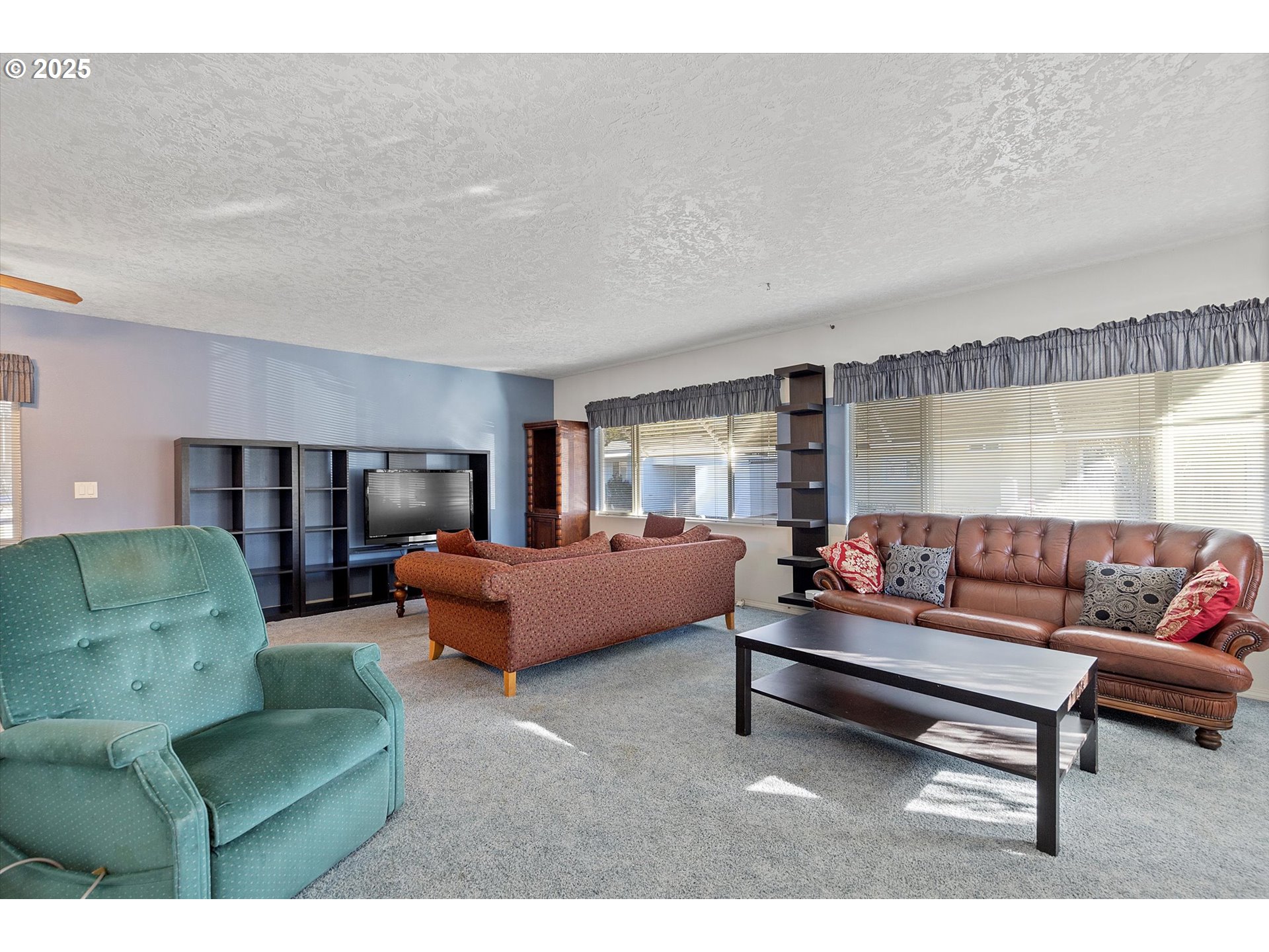 2901 East 2nd Street, Unit 84 Newberg, OR 97132 - Photo 3 of 30 a living room with furniture and a couch