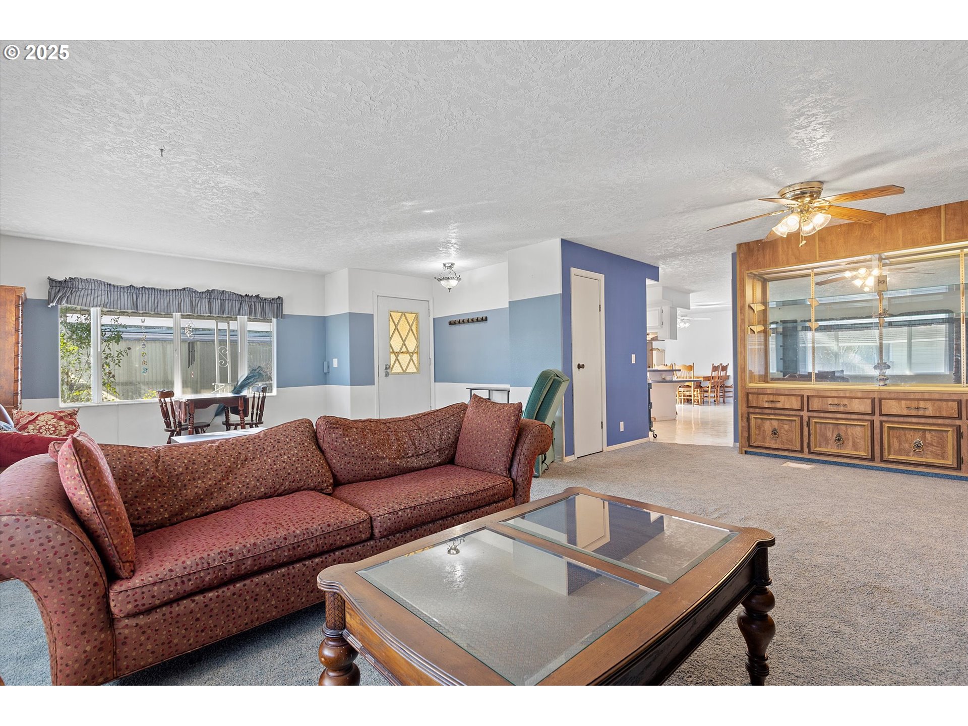 2901 East 2nd Street, Unit 84 Newberg, OR 97132 - Photo 5 of 30 a living room with furniture and a large window