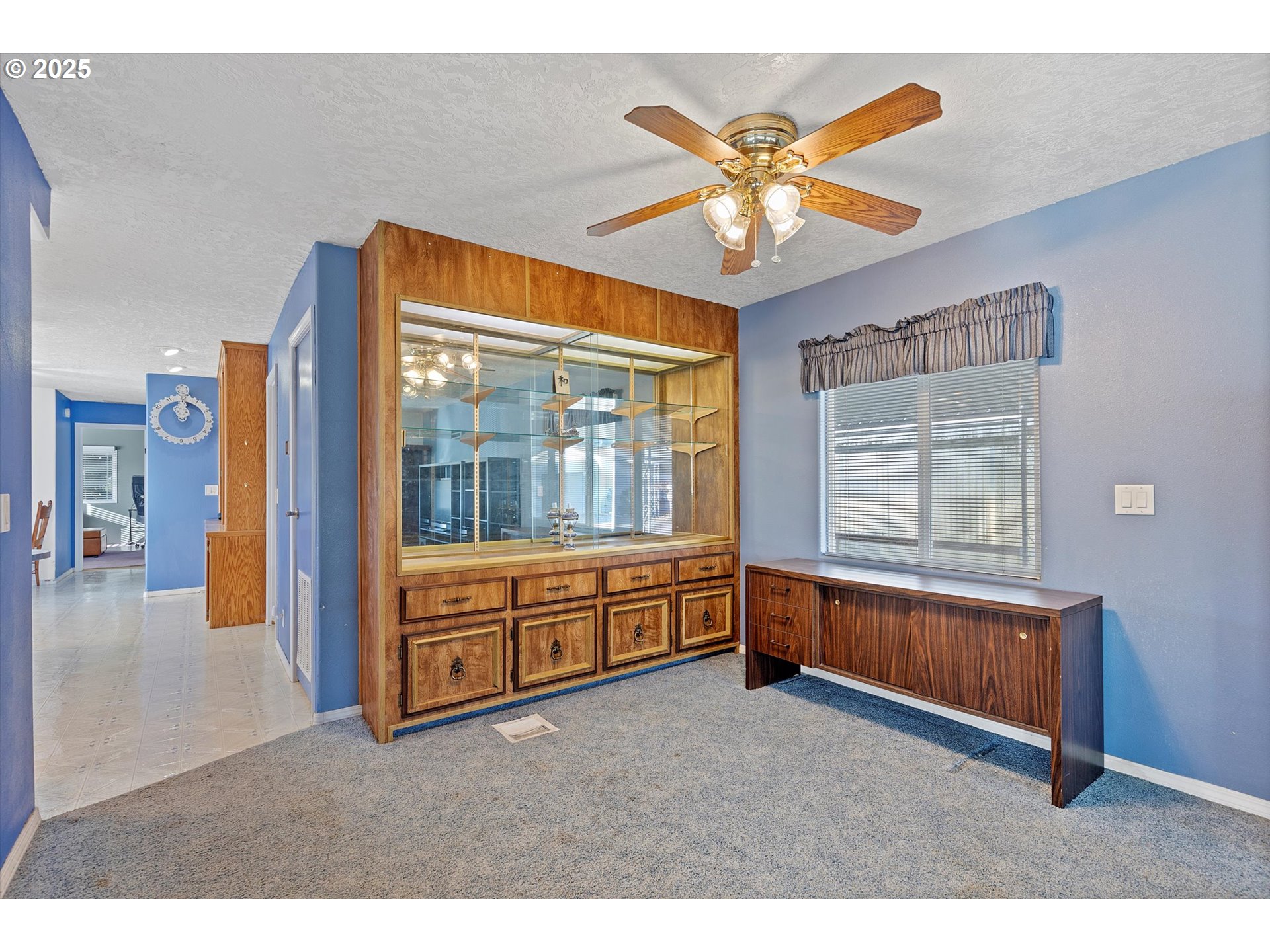 2901 East 2nd Street, Unit 84 Newberg, OR 97132 - Photo 6 of 30 a living room with furniture and a window