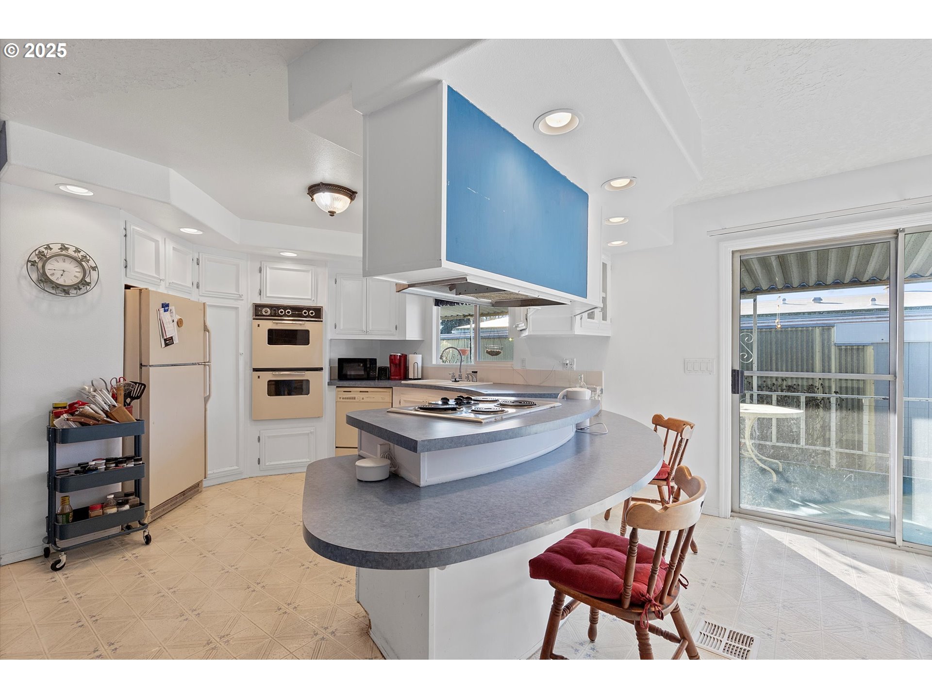 2901 East 2nd Street, Unit 84 Newberg, OR 97132 - Photo 7 of 30 a living room with kitchen island furniture and a wooden floor