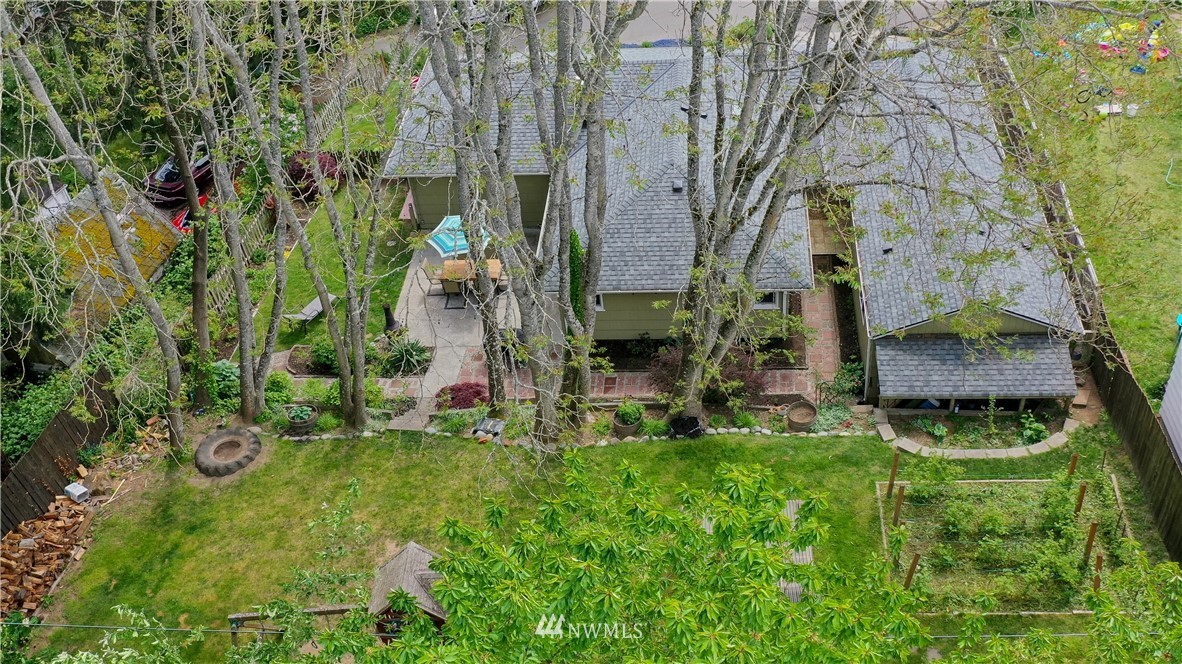 3604 Madrona Street Bremerton, WA 98312 - Photo 27 of 37 a backyard of a house with lots of green space