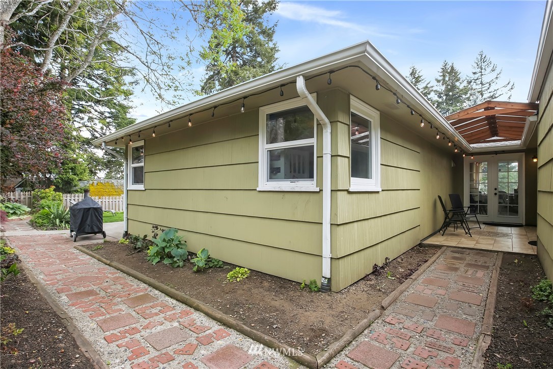 3604 Madrona Street Bremerton, WA 98312 - Photo 29 of 37 a front view of a house with garden