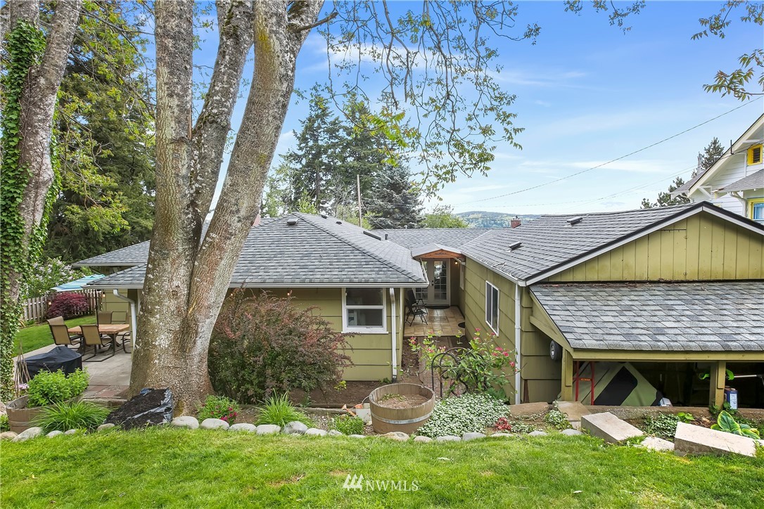 3604 Madrona Street Bremerton, WA 98312 - Photo 30 of 37 a front view of a house with garden