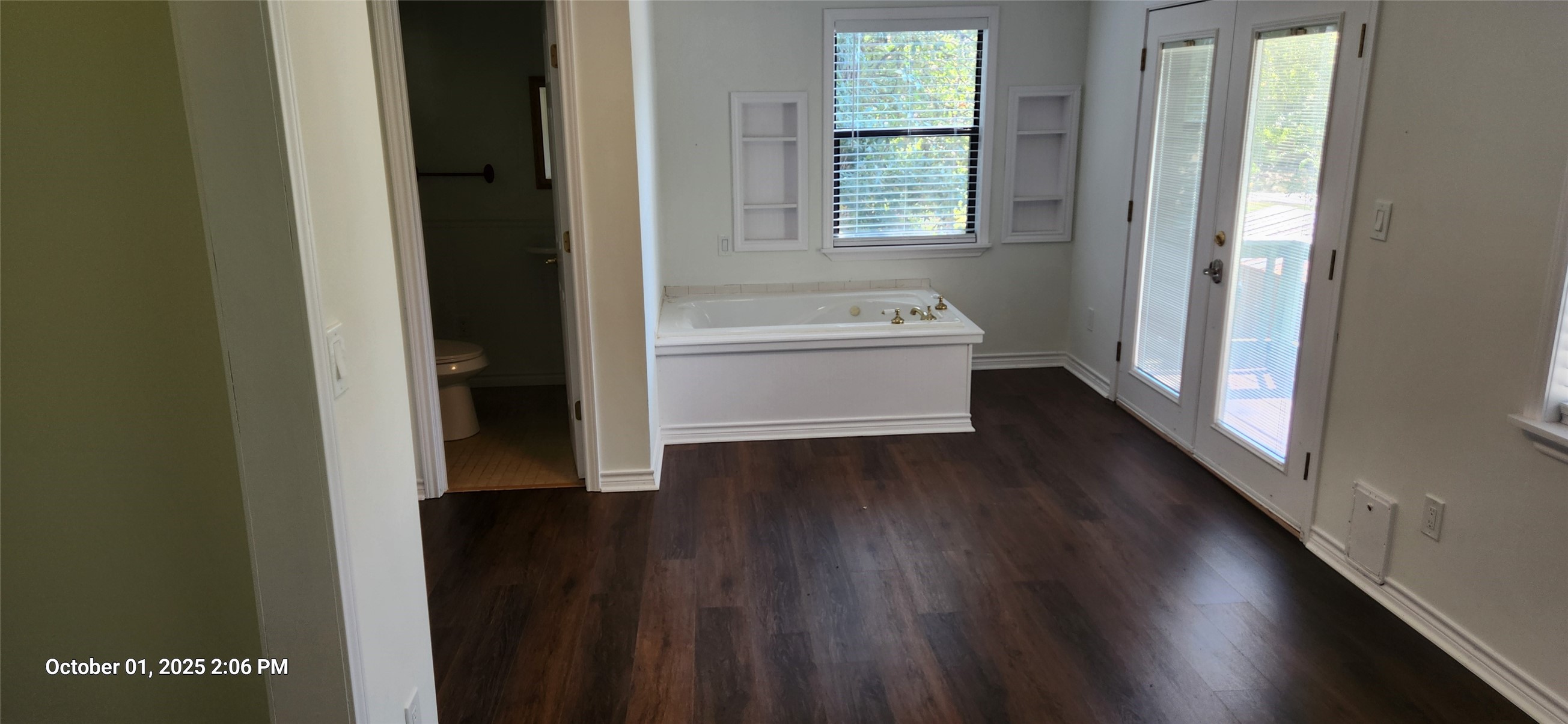 121 North Point Drive North Trinity, TX 75862 - Photo 27 of 37 a view of bathroom with bathtub and wooden floor