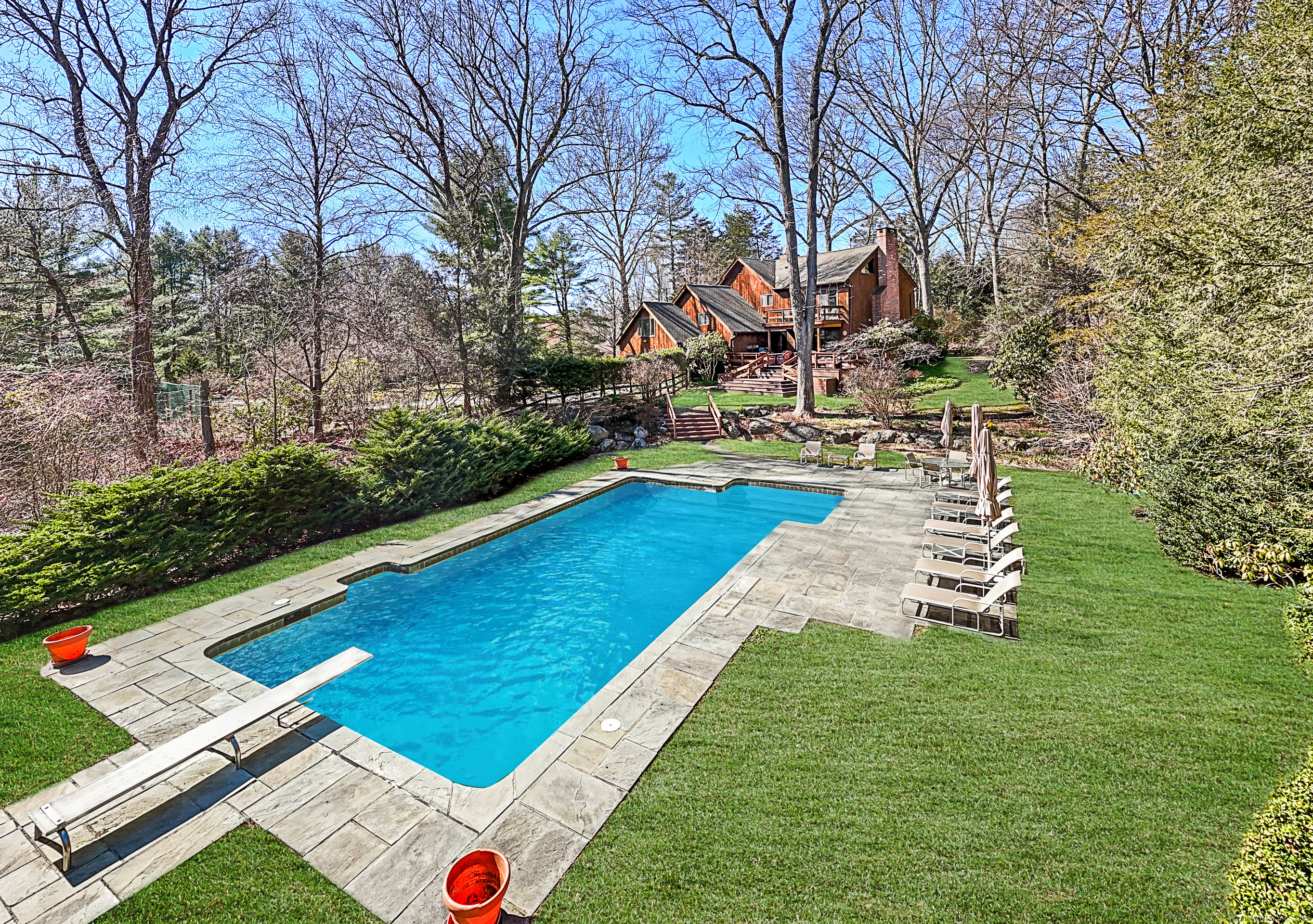 a view of a backyard