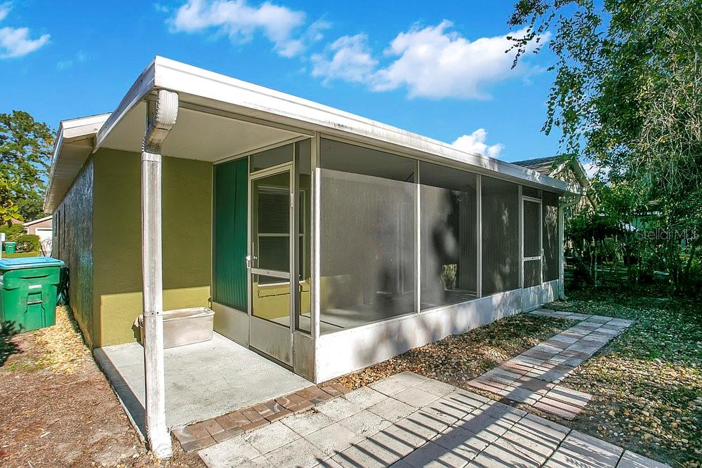 114 Sundance Court Winter Springs, FL 32708 - Photo 21 of 34 a view of backyard with large windows and a large tree
