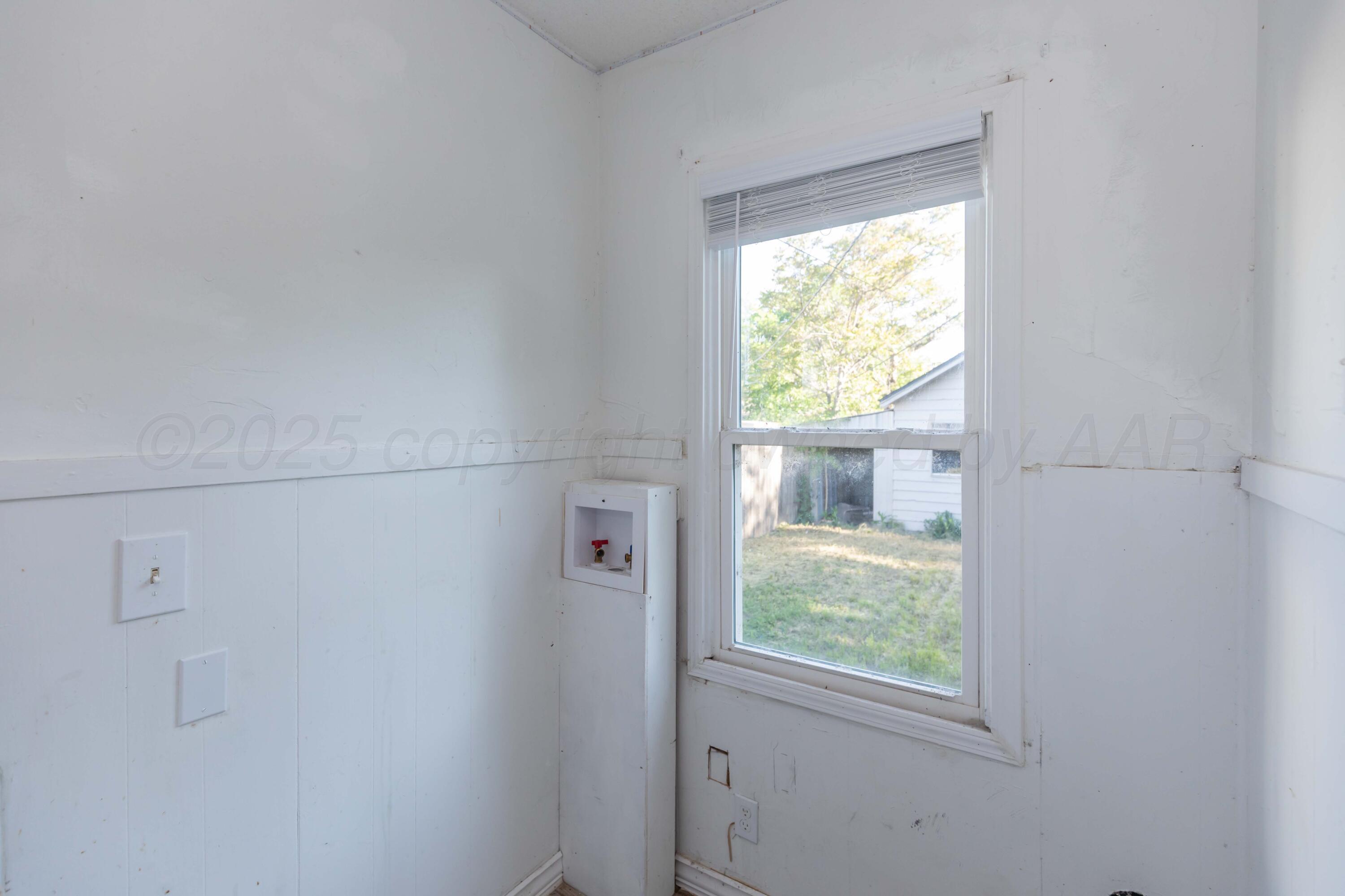 1214 Southwest 12th Avenue Amarillo, TX 79102 - Photo 23 of 25 a view of a window in a room