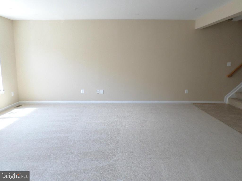7110 Silverleaf Oak Road, Unit 170 Elkridge, MD 21075 - Photo 3 of 22 Living Room