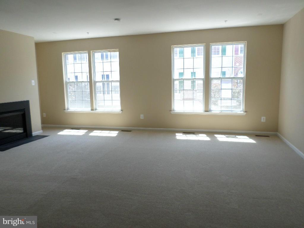 7110 Silverleaf Oak Road, Unit 170 Elkridge, MD 21075 - Photo 7 of 22 Family Room
