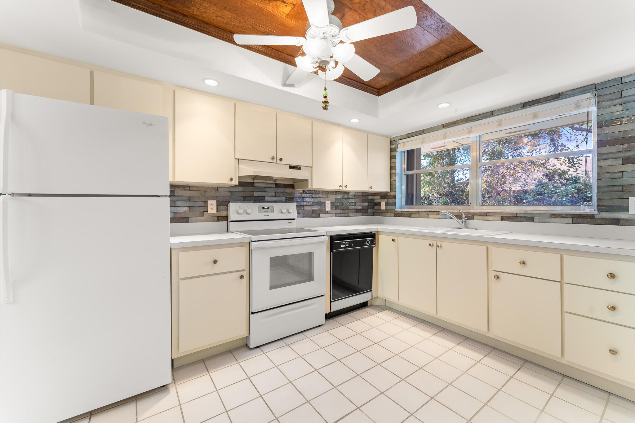 939 Northwest 11th Terrace, Unit 4 Stuart, FL 34994 - Photo 14 of 44 File.14 Kitchen