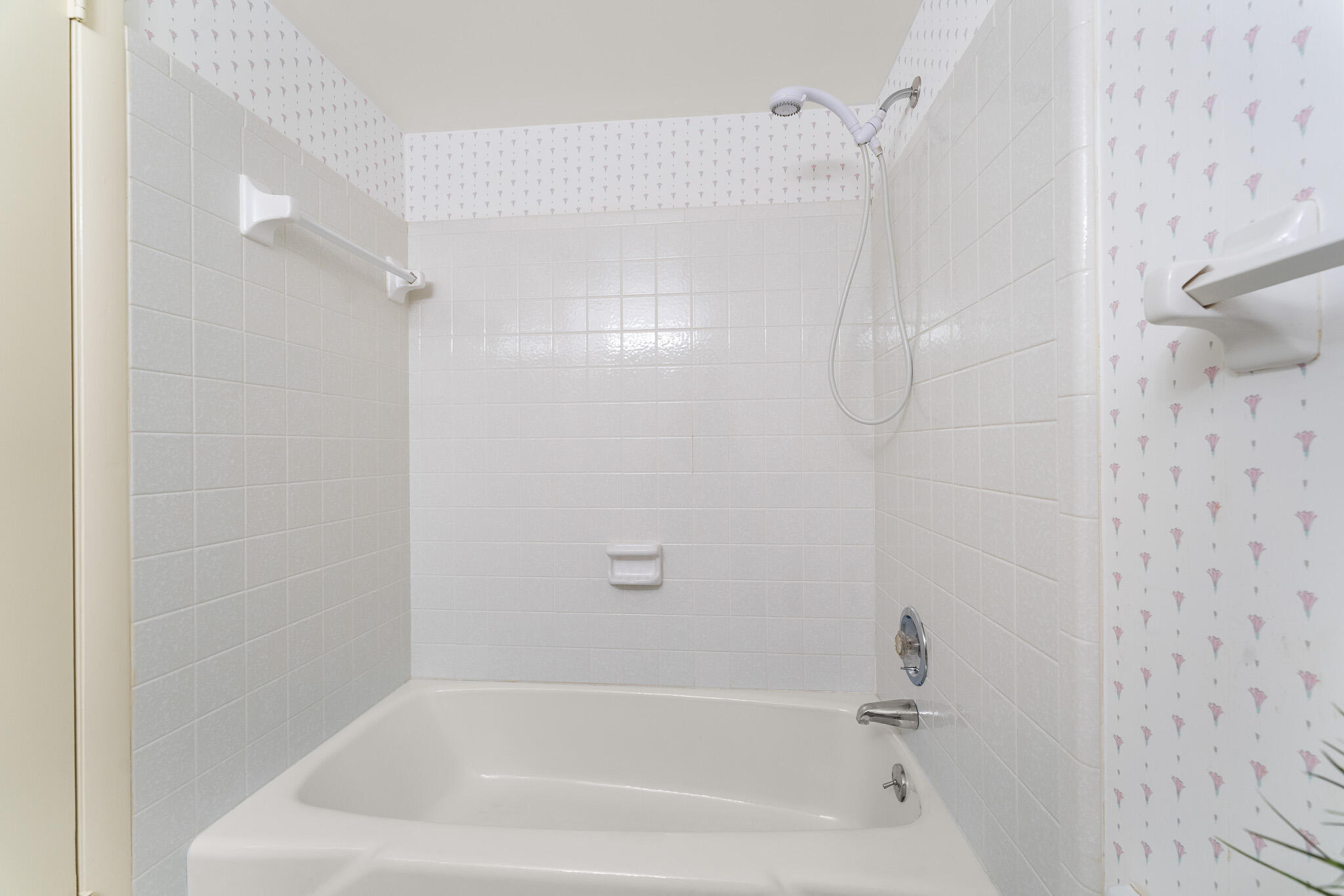 939 Northwest 11th Terrace, Unit 4 Stuart, FL 34994 - Photo 31 of 44 File.34 2nd Bath/Tub