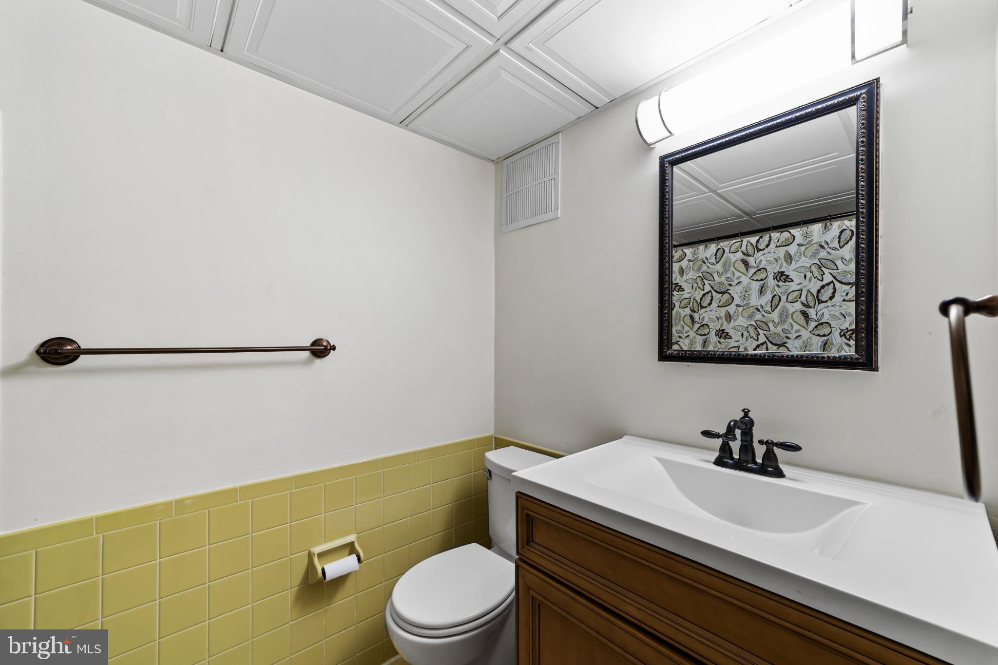 25 South Church Road, Unit 36 Maple Shade, NJ 08052 - Photo 4 of 11 Charming bathroom with vintage flair.