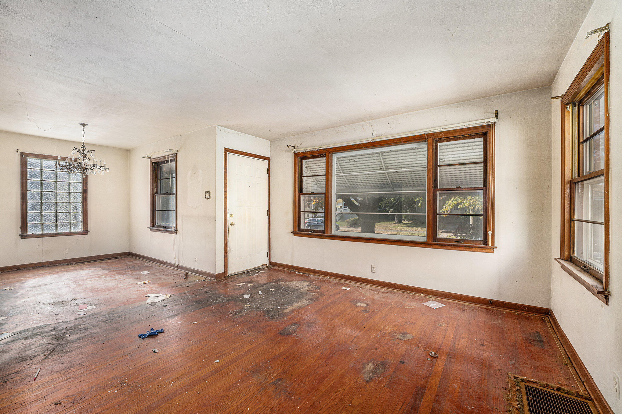 1717 Warwick Avenue Whiting, IN 46394 - Photo 8 of 17 an empty room with windows