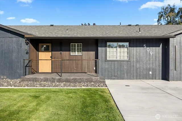 a view of a house with a yard