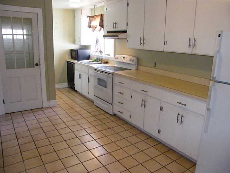 49 Oakwood Road Middletown, RI 02842 - Photo 11 of 17 Kitchen.