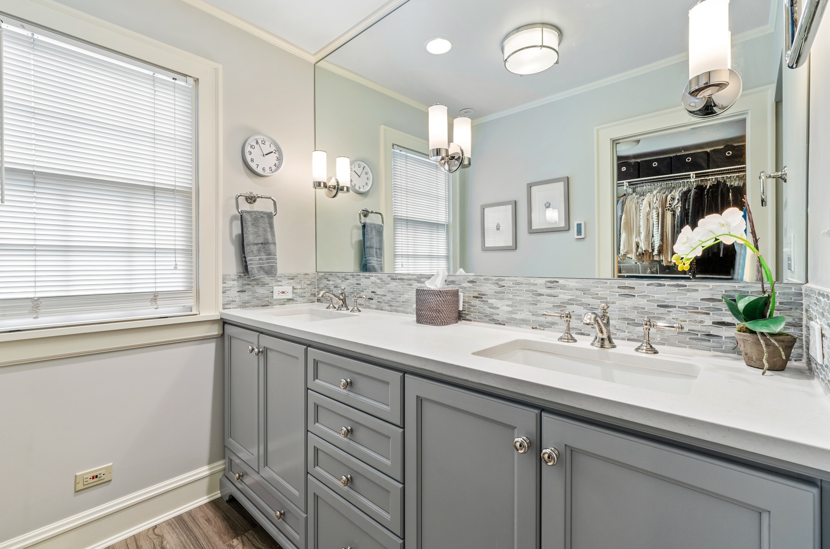 514 Meadow Road Winnetka, IL 60093 - Photo 18 of 31 a bathroom with a sink and a mirror