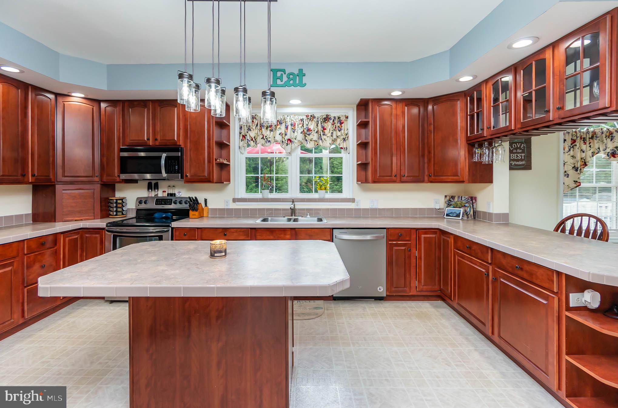 827 Seneca Park Road Middle River, MD 21220 - Photo 22 of 49 Kitchen with Stainless Steel Appliances