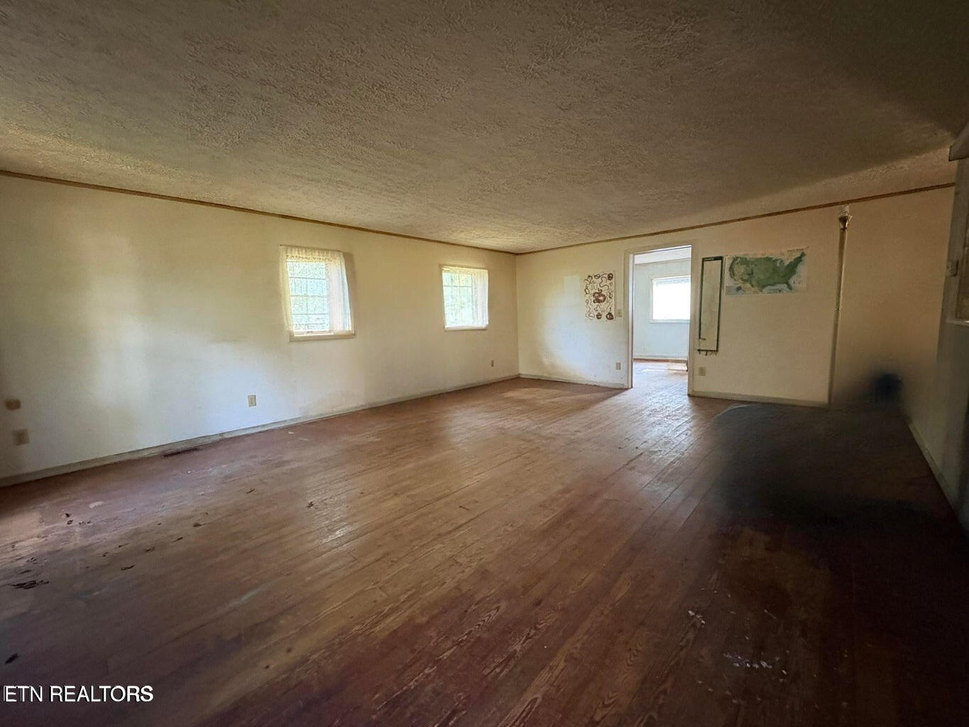 498 West Rhea Avenue Spring City, TN 37381 - Photo 2 of 10 living room