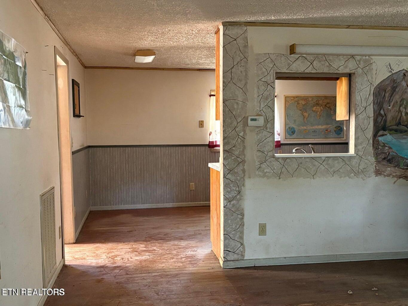 498 West Rhea Avenue Spring City, TN 37381 - Photo 8 of 10 living room