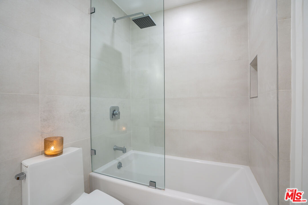 11750 Sunset Boulevard, Unit 407 Los Angeles, CA 90049 - Photo 12 of 12 a bathroom with a bathtub