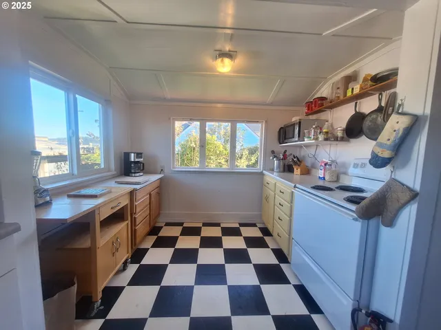 $450,000 | 175 South 6th Street, Reedsport, OR 97467