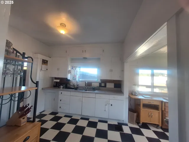 $450,000 | 175 South 6th Street, Reedsport, OR 97467