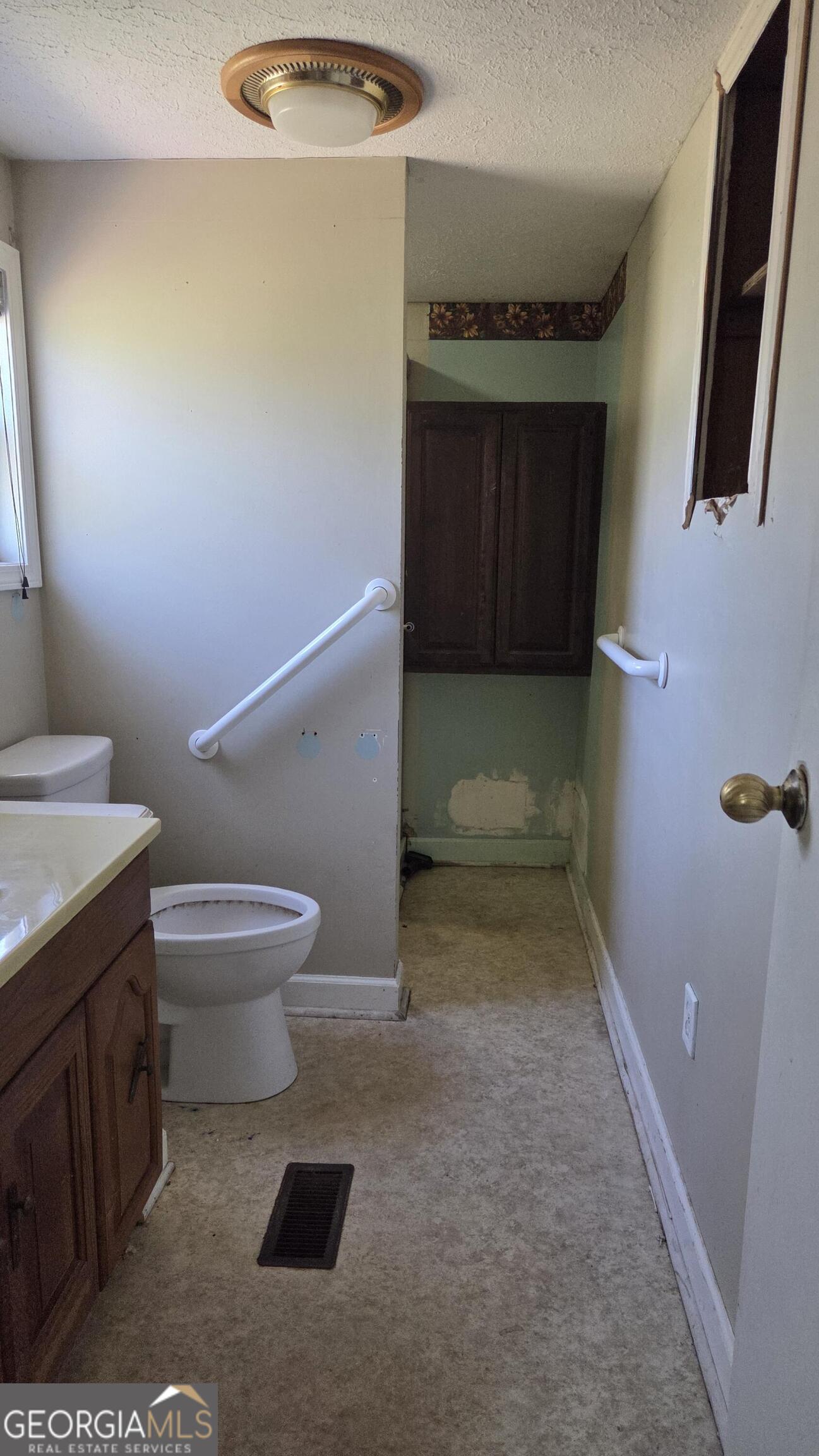 25 Fischer Road Sharpsburg, GA 30277 - Photo 9 of 22 a bathroom with a toilet and a shower