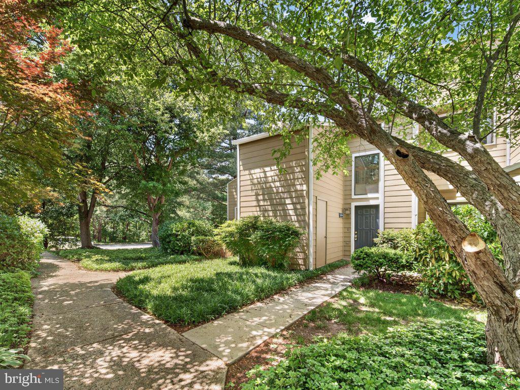 1917 Villaridge Drive Reston, VA 20191 - Photo 3 of 35
