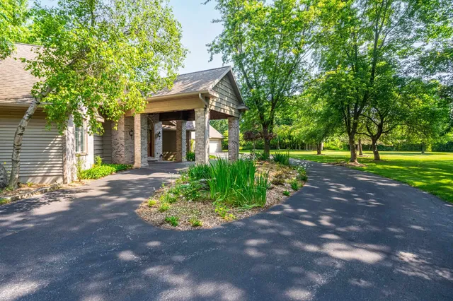 $839,900 | 1749 Hawthorne Heights Drive, De Pere, WI 54115