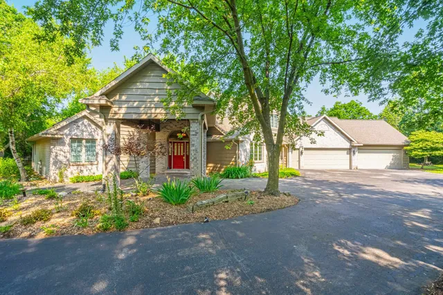 $839,900 | 1749 Hawthorne Heights Drive, De Pere, WI 54115