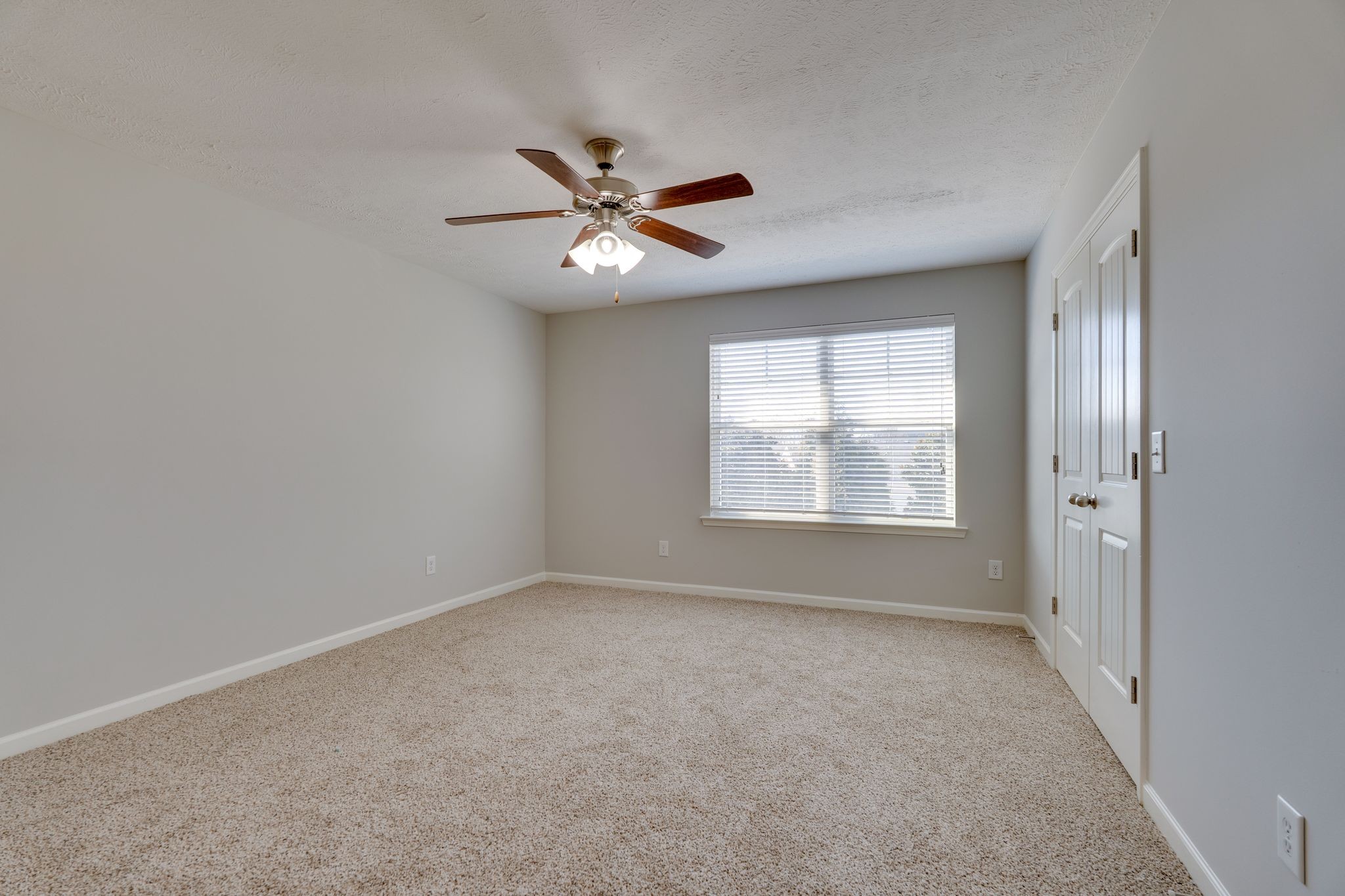 810 Staten Drive Murfreesboro, TN 37128 - Photo 13 of 20 a view of an empty room with a window