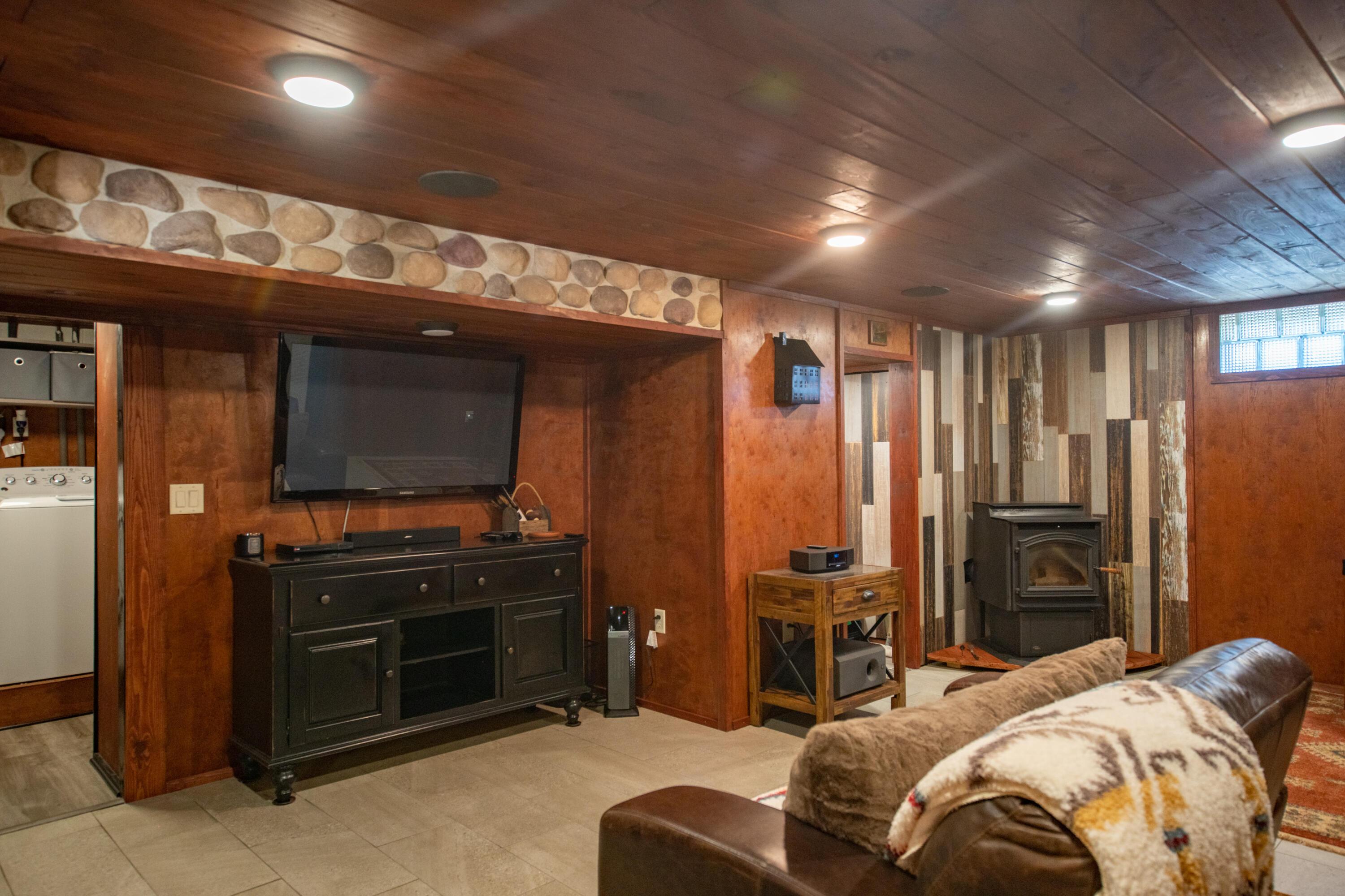 990 Winchester Road Galion, OH 44833 - Photo 37 of 48 Lower level entertainment area