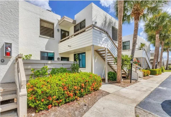 $224,900 | 211 Lakewood Drive, Unit 211, Bradenton, FL 34210